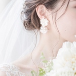 花嫁様に人気💕再販【ホワイトフラワーブーケパールピアス/イヤリング】ウエディング 結婚式 ブライダル フォーマル シンプル 花嫁 お呼ばれ レビューキャンペーン中  ギフト金属アレルギー対応