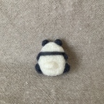 ふっくらパンダちゃん後ろ姿ブローチ🐼再販