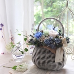 　野ばらと草花の花カゴ〜ホワイトバスケット＊ブルー【プリザーブドフラワードライフラワー/受注制作】