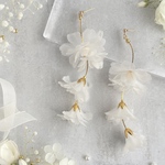 【𝐍𝐨.𝟐𝟔𝟑】𝐥𝐢𝐤𝐞 𝐚𝐧 𝐚𝐧𝐠𝐞𝐥*　ホワイト　フラワー　ブライダル　結婚式　ピアス　成人式　お呼ばれ　イヤリング　花　白　タッセル　シフォン　オーガンジー