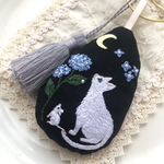 🌙夜の紫陽花と白猫とねずみさん🐭手刺繍バックチャーム