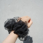 オーガンジードットシュシュ、　ブラック　ドット　ヘアアクセサリー　ギフト　ヘアゴム