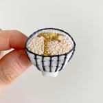 卵かけご飯 手刺繍ブローチ