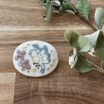 【50％Off】レトロなきらめく花と青い小鳥さん　手刺繍ブローチ