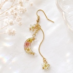 かすみ草を閉じ込めた 月と星のレジンピアス　ゴールド　七夕