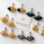 小さなクロワッサン　ピアス　イヤリング