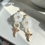 820⌇レトロガーリー　ホワイトパール　マーブル　リボン　推し活　推し色　お花　個性的　大振り　ゆらゆら　ピアス/イヤリング　gomesu   ゴメス
