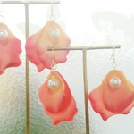 アーティシャルフラワーの花びらピアス(サーモンピンク)