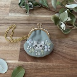可憐な小花と猫さんのミニがま口バッグチャーム　手刺繍雑貨