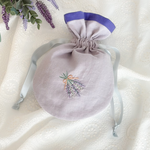 ラベンダーの刺繍巾着（ラベンダーグレー×パンジー）