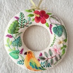 フェルトと刺繍のインコとトロピカルプランツのリース