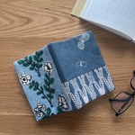 ミナペルホネン 3種類の生地を楽しむブックカバー   mina  perhonen の 刺繍生地　A6 文庫本カバー　蝶と花とうさぎ
