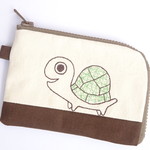《再２》 かめの刺繍帆布パスケース　茶×ぽっけ赤　カードケース
