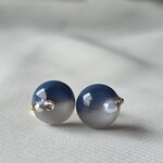 【蒼霞-そうか-】パールと輝きを宿したグラデーション一粒ピアス｜サージカルステンレス