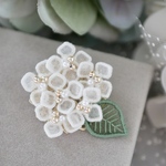 【1点再販/特集掲載】紫陽花[アナベル白]ブローチ　(オーガンジー刺繍/梅雨/夏/フラワー/ホワイト/上品/フォーマル/お呼ばれ/アジサイ/プレゼント/ギフト/母の日)