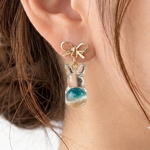 海を抱くうさぎのピアス　海レジン　夏アクセサリー　リボン