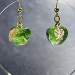 【再販】青りんごピアス　クラッシュガラス　イヤリング金具変更可能　サージカルステンレス　Green apple