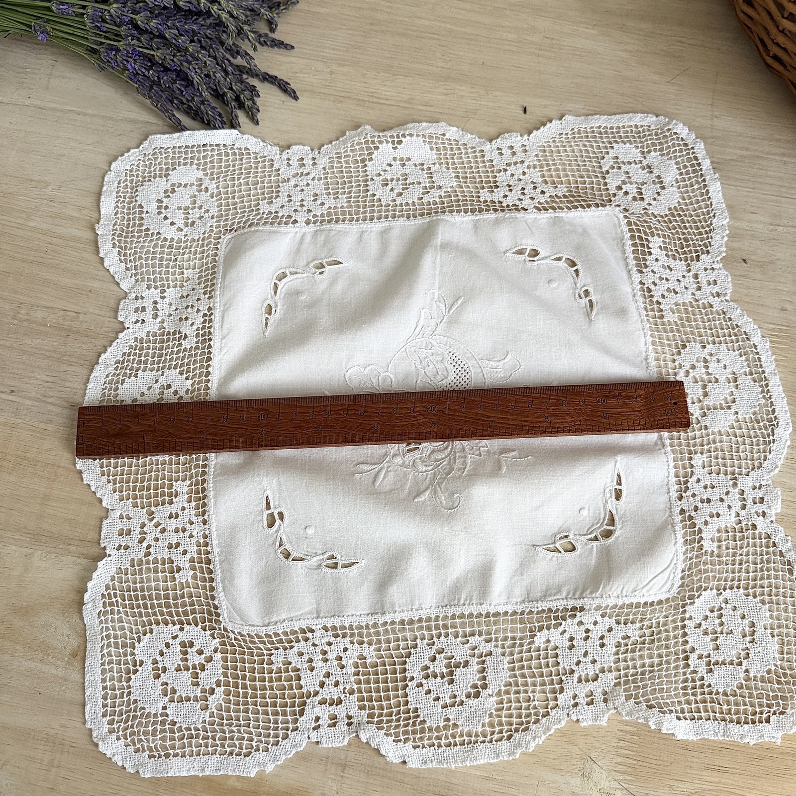 Vintage フィレレースドイリー　 白糸手刺繍 薔薇モチーフ セールVintage フィレレース ドイリー白糸手刺繍 薔薇モチーフ