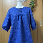 ブルーの刺繍レースオーバーブラウス