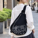 シワになりにくい しずく型 ワンショルダーバッグ 長さ調節可能 黒×バンダナ