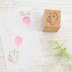 【在庫限りです】何かを持つように手をあげる猫ちゃんのはんこ(左側)