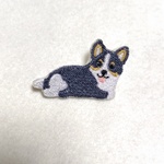 トライカラーお尻みせコーギーの刺繍ブローチ（右向きカラー1）