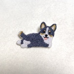 しっぽありトライカラーお尻みせコーギーの刺繍ブローチ（右向きカラー1）