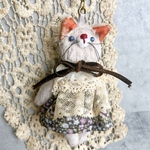 ワンピースを着た猫チャームホルダー(ピンク紫)