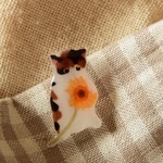 ガーベラを持つ三毛猫ブローチ
