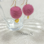 冬☃ふわふわピンクボールとゴールドハートのピアス