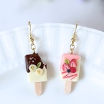  ひんやり夏気分♪ チョコバナナアイスキャンデーといちごアイスキャンデーのピアス／イヤリング❁ミニチュア