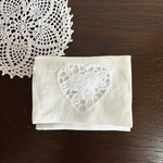 手刺繍のポケットティッシュケース〈カットワーク白〉