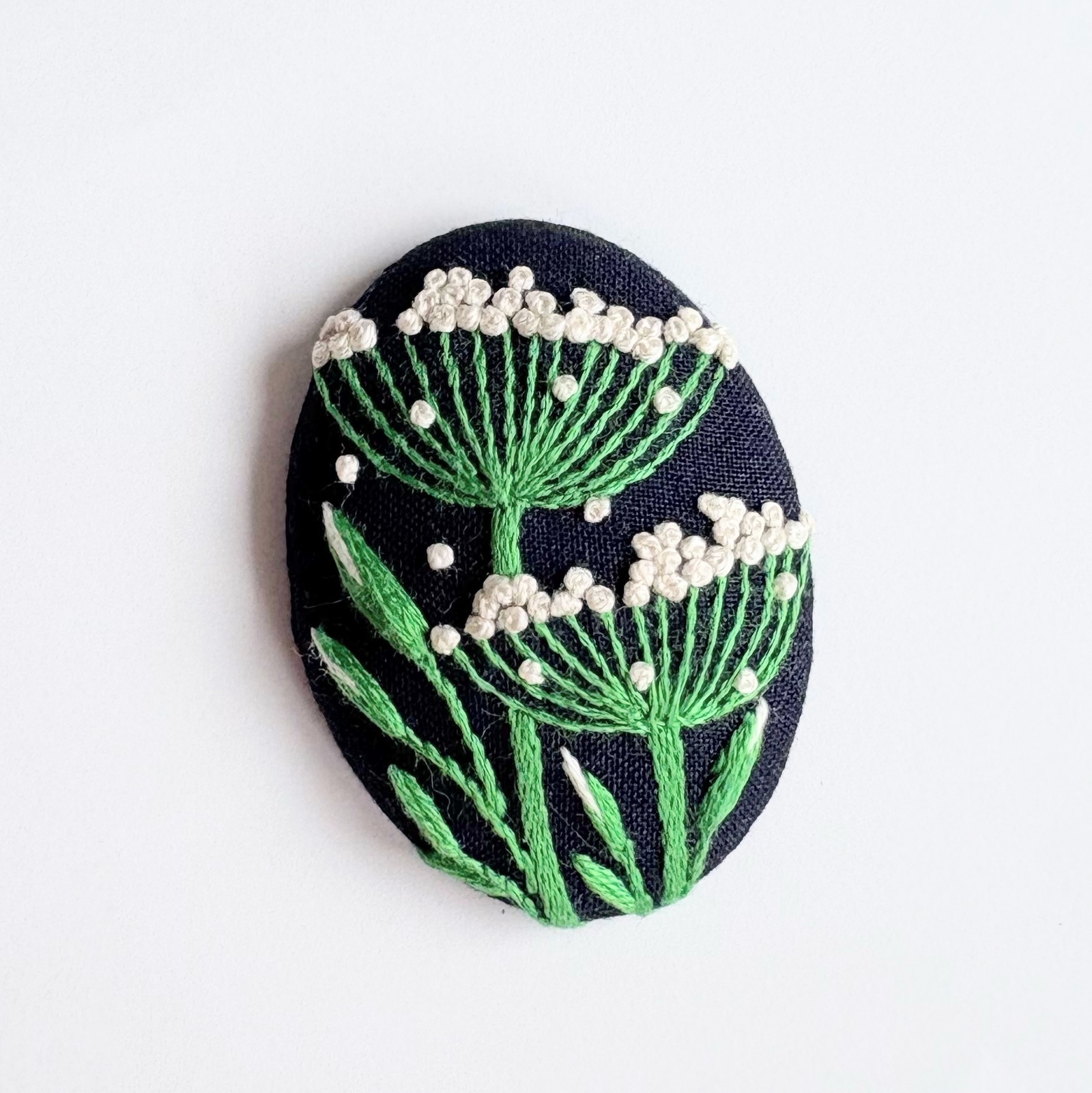 ビーズで飾った草花のミニ刺繍ブローチ【botanical】#328 - j.couture