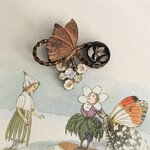 Papillon｜静かな庭に羽を休めるアンティークボタンのブローチ