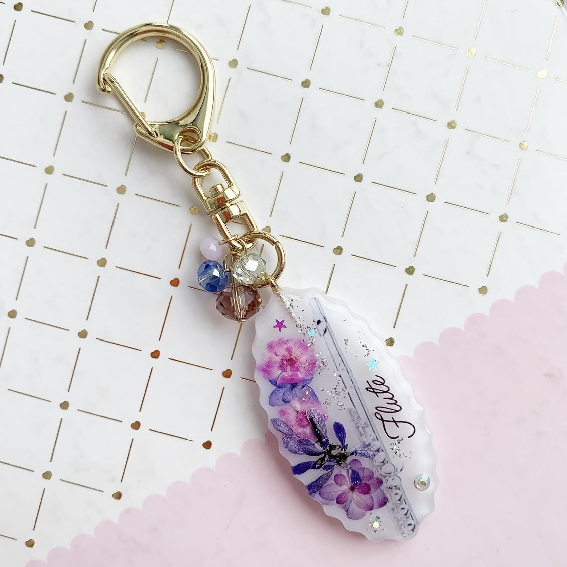 4264】フルート キーホルダー 赤い紫陽花入り 白いオーバル型吹奏楽