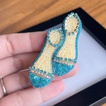ストラップサンダルのビーズ刺繍ブローチ(ターコイズブルー)