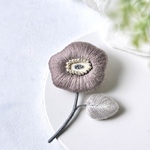 ニュアンスカラーの手刺繍刺繍ブローチ【モーブ・やわらかな紫みを含んだ、落ち着いたモーブ】送料無料/一点もの/くすみカラー/プレゼント/記念日 /軽やか/