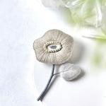 ニュアンスカラーの刺繍ブローチ【グレージュ. あたたかみのある、やさしいグレージュ】送料無料/一点もの/くすみカラー/記念日/プレゼント/軽やか/手刺繍