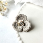 小さくて軽い 刺繍の花ブローチ｜ビジュー付き・ワイヤー入り立体刺繍｜大人になってもかわいい【グレージュ】送料無料