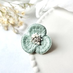 ビジューと刺繍の小さなお花ブローチ｜ワイヤー入り立体刺繍｜大人になってもかわいい【ニュアンスグリーン】|送料無料