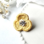 小さくて軽い 刺繍の花ブローチ｜ビジュー付き・ワイヤー入り立体刺繍｜大人になってもかわいい【ニュアンスイエロー】|送料無料
