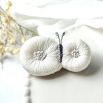大人のちょうちょの手刺繍ブローチ｜ホワイト｜立体刺繍｜プレゼント｜クリスマス