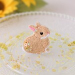 うさぎの手刺繍ブローチ｜夏の光をまとう ～ひまわり～　チャーム／2way変更可《送料無料》
