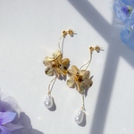 【 ツヤ ゴールドフラワー と パール がゆれる ピアス/イヤリング】ウエディング 結婚式 お呼ばれ フォーマルシーン 金属アレルギー対応 お出かけ オケージョン 揺れる かわいいブライダル 花嫁 