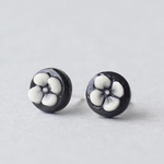 セラミックの小粒カメオピアス(黒)