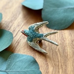 ★即納10%OFF(6,500円→5,850円)★空を自在に飛び回る夏鳥／飛翔ツバメの刺繍ブローチ(裏側:ループ素材試作扱いのため)