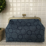 デニムにまんまる刺繍のがま口