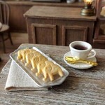 限定　シンプル　銀皿に乗ったゾウのクッキー