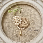 unique motif  シルキーパールとクロッシェのブローチ〈luxe〉  beige