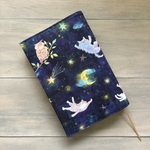 【四六判ソフトカバー用】夜空とネコちゃんのブックカバー　宇宙　月　星　かわいい　ネイビー